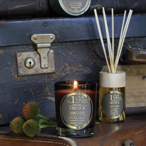 Vela Natura Colección Lata Cerabella Perfum Collection Nº19 Cedar & Leather - Imagen 2