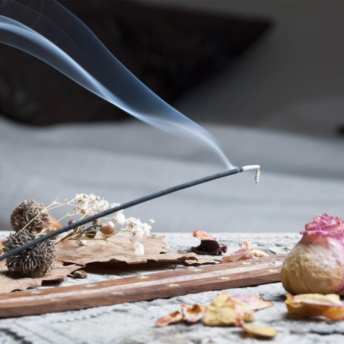 Incienso Artesanal 100 % Natural Aroma de Recuerdo Elaborados a base de mezclas de resinas, plantas, maderas y hiervas silvestres.